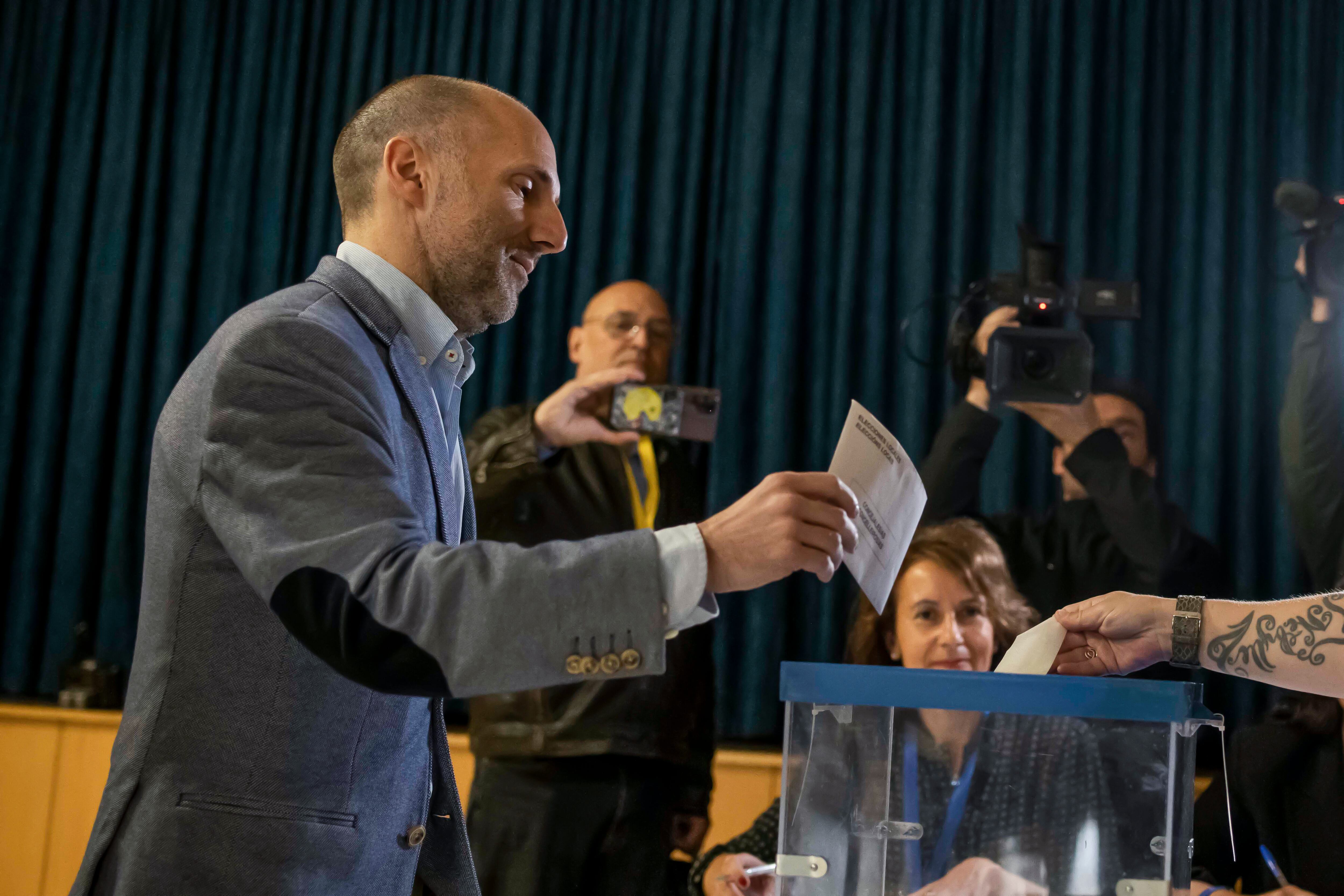 Gonzalo Pérez Jácome ejerciendo su derecho a voto. EFE/Brais Lorenzo