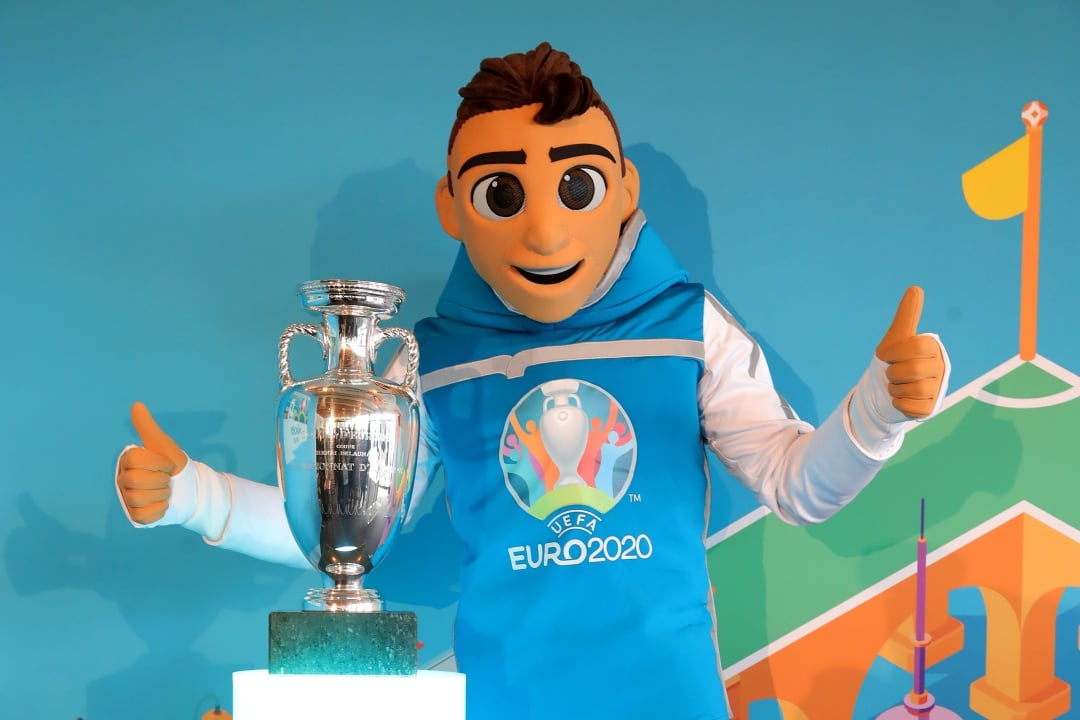 La mascota y el trofeo de la Eurocopa 2020.