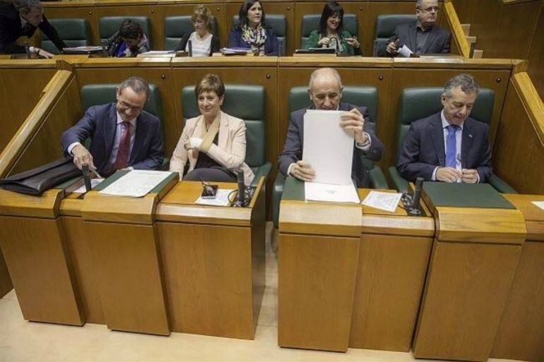 Toña, Tapia, Erkoreka y Urkullu en el pleno de control del Parlamento vasco