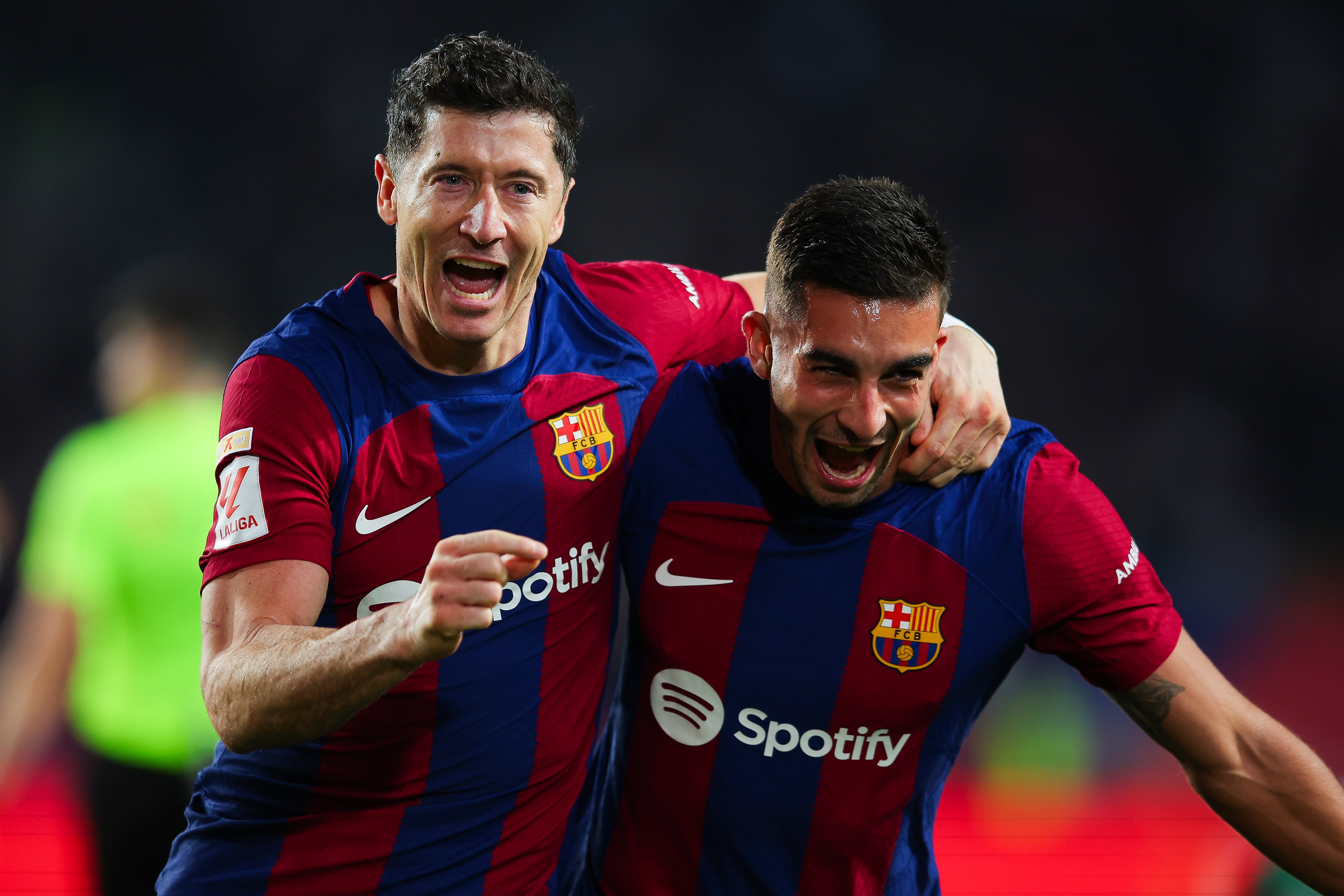 Lewandowski celebra junto a Ferrán Torres su gol ante el Alavés