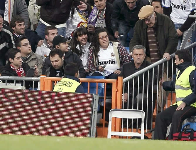 El entrenador portugués del Real Madrid José Mourinho, sentado entre el público tras ser expulsado del encuentro ante el Real Murcia