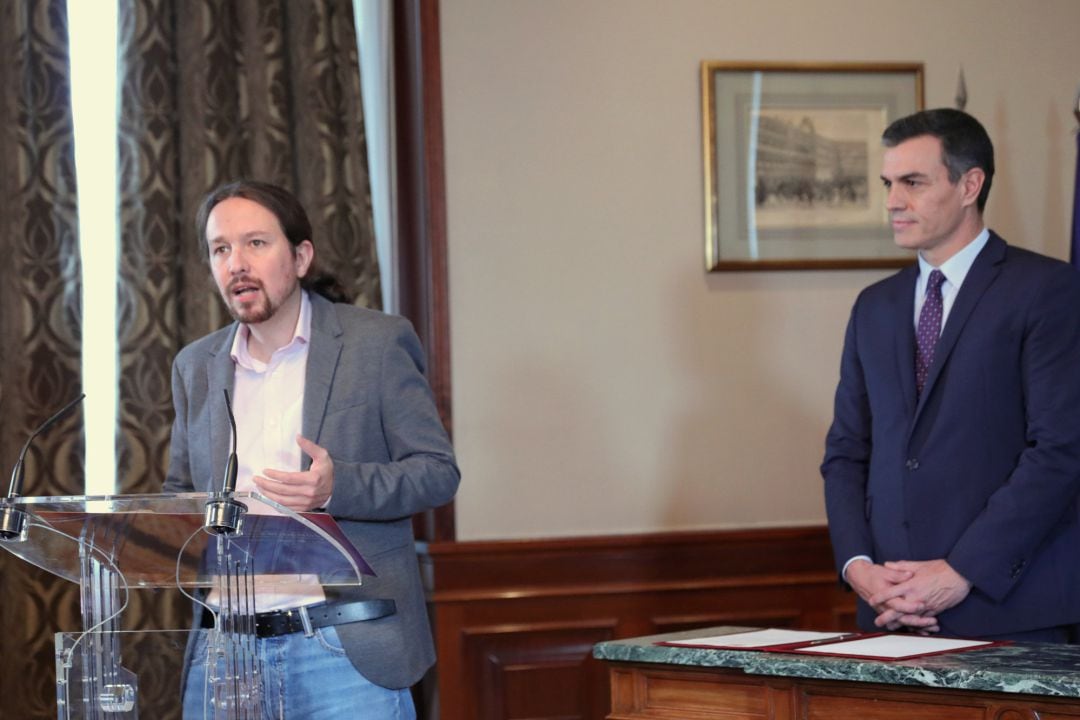 El líder de Podemos, Pablo Iglesias, ofrece una rueda de prensa en el Congreso de los Diputados tras firmar el principio de acuerdo con el presidente del Gobierno en funciones, Pedro Sánchez (d) para compartir un gobierno de coalición tras las elecciones generales del pasado domingo, en Madrid (España), a 12 de noviembre de 2019. 