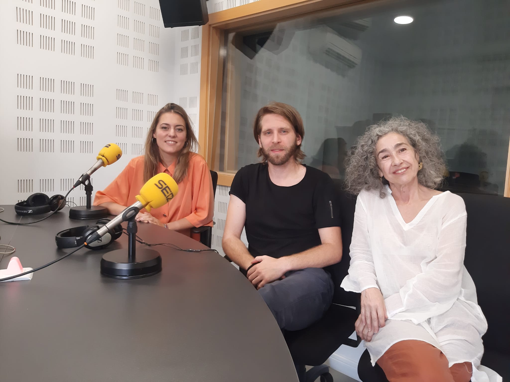 Marcos Toro, director del montaje, junto a las actrices Blanca Sanz (d) y Sara Velasco