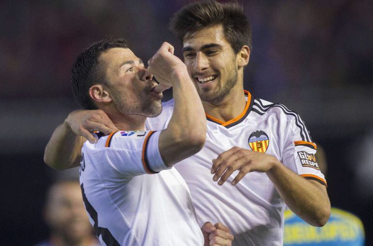 Javi Fuego celebra uno de sus goles con el Valencia