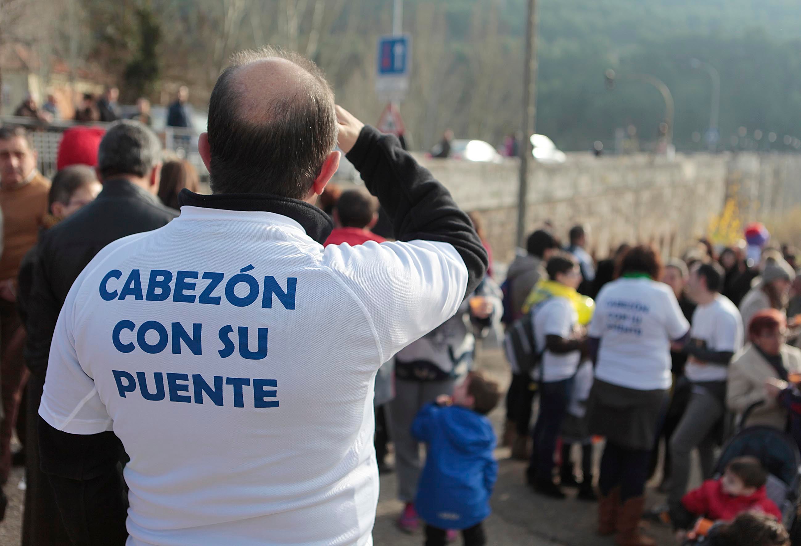 Concentración en el puente de Cabezón para exigir a la Junta un puente nuevo.