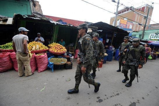 El ejercito hondureño camina por las calles de Tegucigalpa