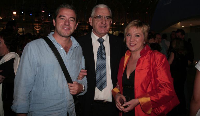 Vicente Muñoz, en el centro, acompañado de uno de sus hijos, y la colaboradora y especialista en Fallas Ángeles Hernández en la fiesta del 75 aniversario de Radio Valencia Cadena SER