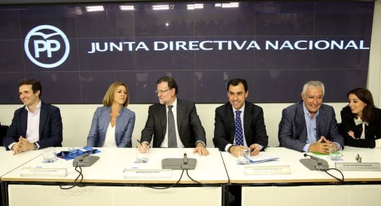 El presidente del Gobierno y del PP, Mariano Rajoy, junto a Cospedal, Fernando Martínez Maillo, Javier Arenas, Pablo Casado y Andrea Levy durante la reunión de la Junta Directiva Nacional de su partido