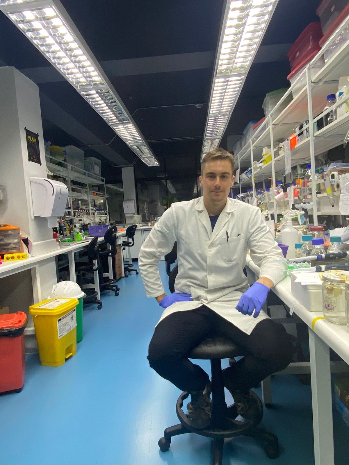 Carlos Frey en el laboratorio universitario