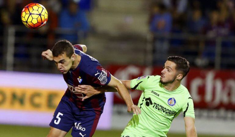 El centrocampista argentino de la S.D Eibar Escalante (i) y Pablo Sarabia, del Getafe C.F, pugnan por un balón en el partido de la primera vuelta