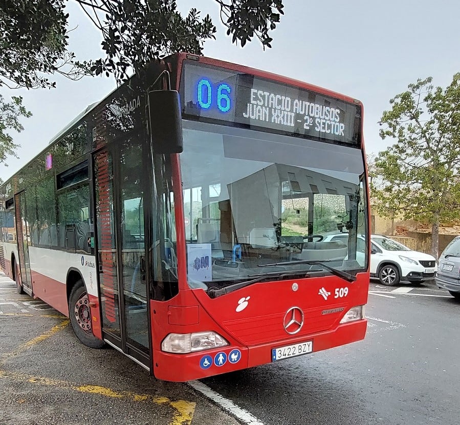 Autobús urbano de la línea 06 a su paso por Juan XXXIII