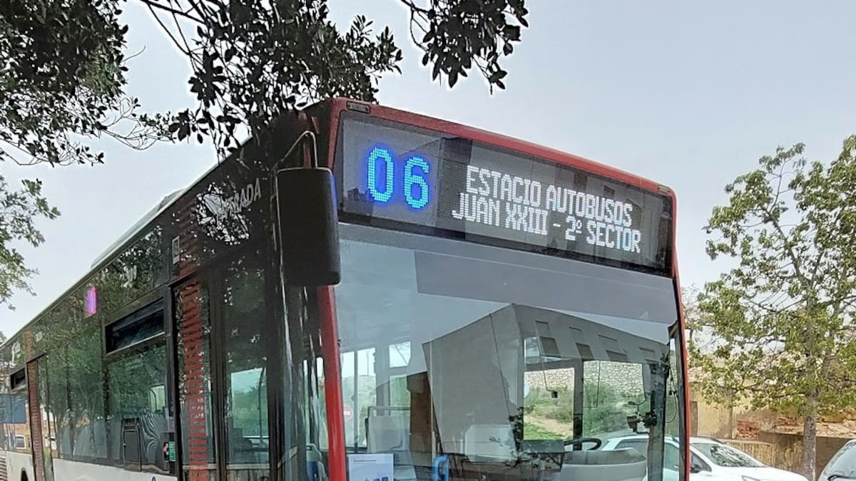 Los vecinos de la Zona Norte piden al Ayuntamiento cámaras de vigilancia para evitar nuevos actos vandálicos contra autobuses en Juan XXIII
