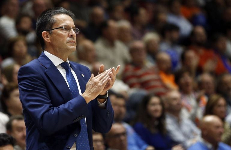 GRA462. VALENCIA, 03/11/2015.- El entrenador del Valencia Basket, Pedro Martínez, durante el partido frente al Umana Reyer Venecia de la cuarta jornada de la primera fase de la Eurocopa que se disputa esta noche en el pabellón Fuente San Luis. EFE/Kai Försterling