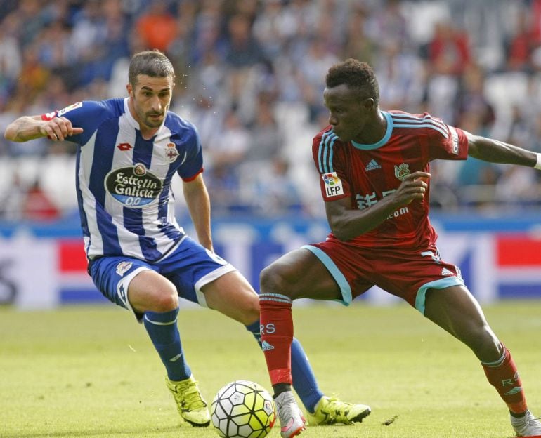 GRA213. A CORUÑA, 22/08/2015.- El centrocampista del Deportivo Cani (i) disputa un balón con el delantero brasileño de la Real Sociedad Jonathas de Jesus (d), durante el partido de la primera jornada de la Liga de Primera División que se juega hoy en el estadio de Riazor, en A Coruña. EFE/Cabalar