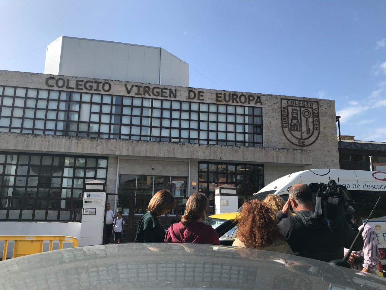 Fotografía a las puertas del Colegio Virgen de Europa