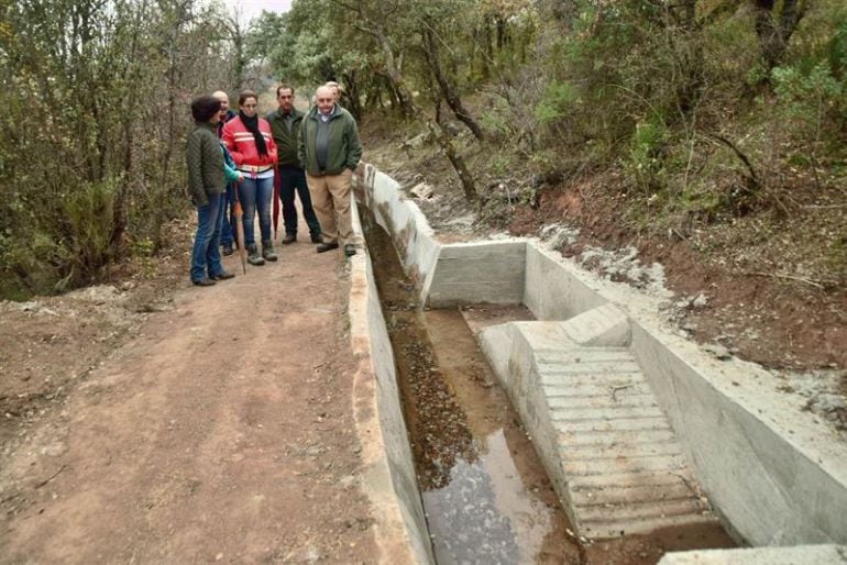 La delegada de Medio Ambiente de la Junta, Inma Orial, visita las obras de mejora de una acequia en el parque natural Sierra de Huétor