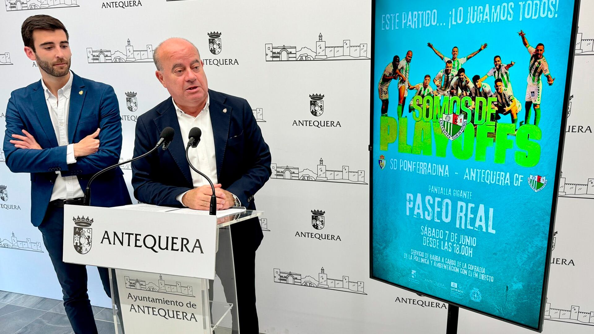 Presentación de la pantalla para el playoff en el Ayuntamiento de Antequera