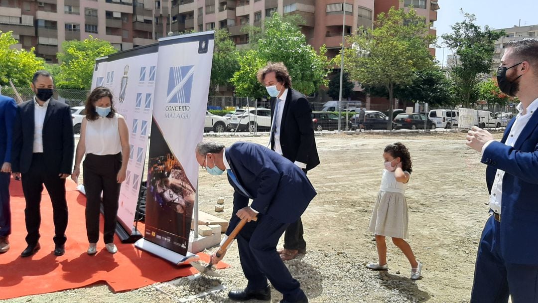 El alcalde de Málaga, Francisco de la Torre, coloca de forma simbólica la primera piedra para la construcción de Fundación Hispania Música. 