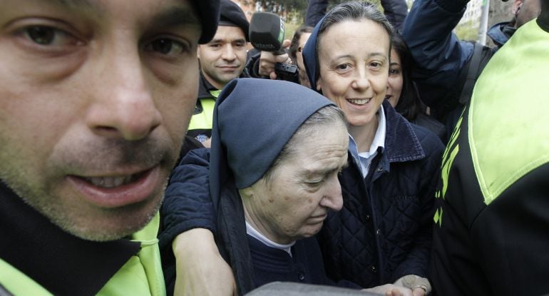 Sor María a la salida de los juzgados de Plaza de Castilla en 2012