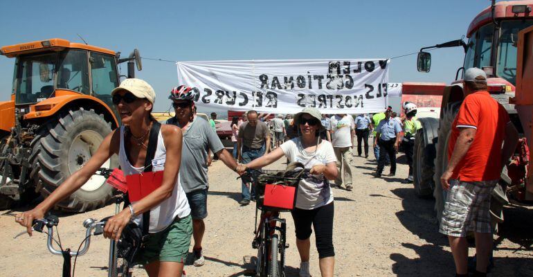Els participants a la bicicletada han passat pel mig dels pagesos i partidaris de l&#039;aeròdrom entre crits i xiulets