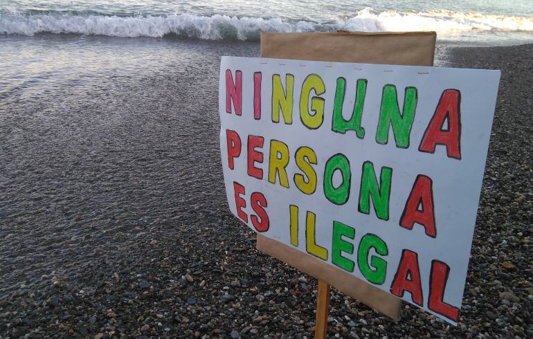 Cartel de denuncia en la costa de Cádiz