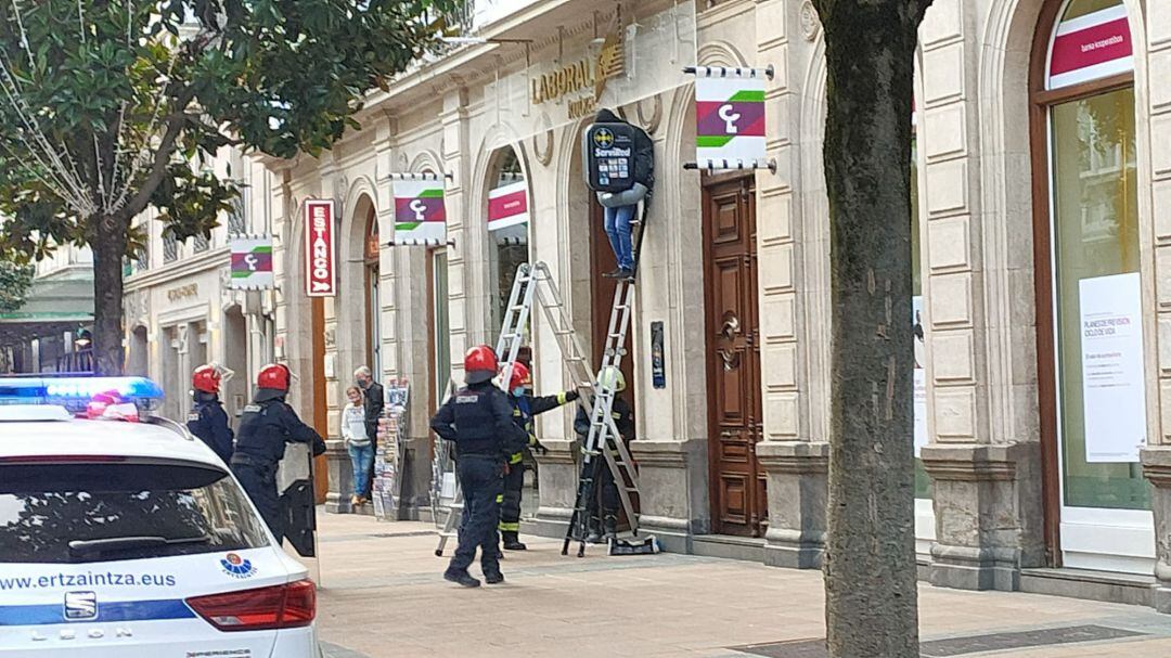 Agentes de la Ertzaintza tratan de acceder al lugar donde se ha encadenado el joven