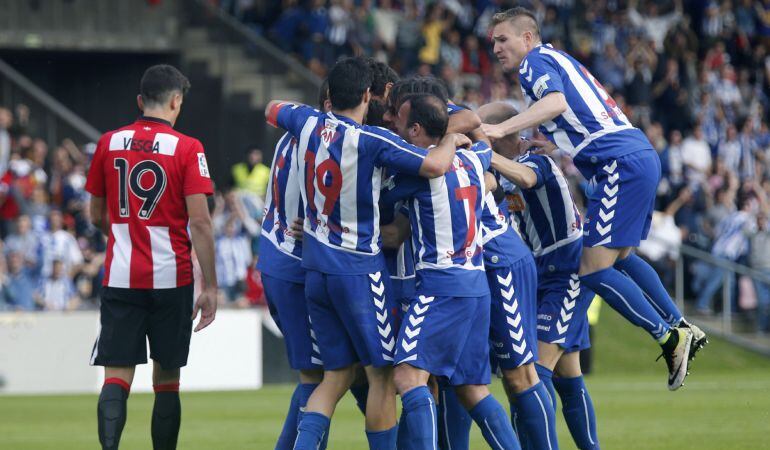 Los jugadores del Deportivo Alavés celebran el gol de Kiko Femenía que puso el 0-1 en el marcador.