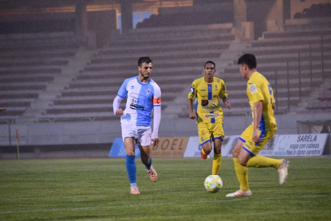 Los ribereños, Stylor -de frente- y Munguía -dorsal 5-, durante el duelo disputado en el Vero Boquete-San Lorenzo.