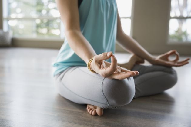 Una mujer realiza una postura de yoga.