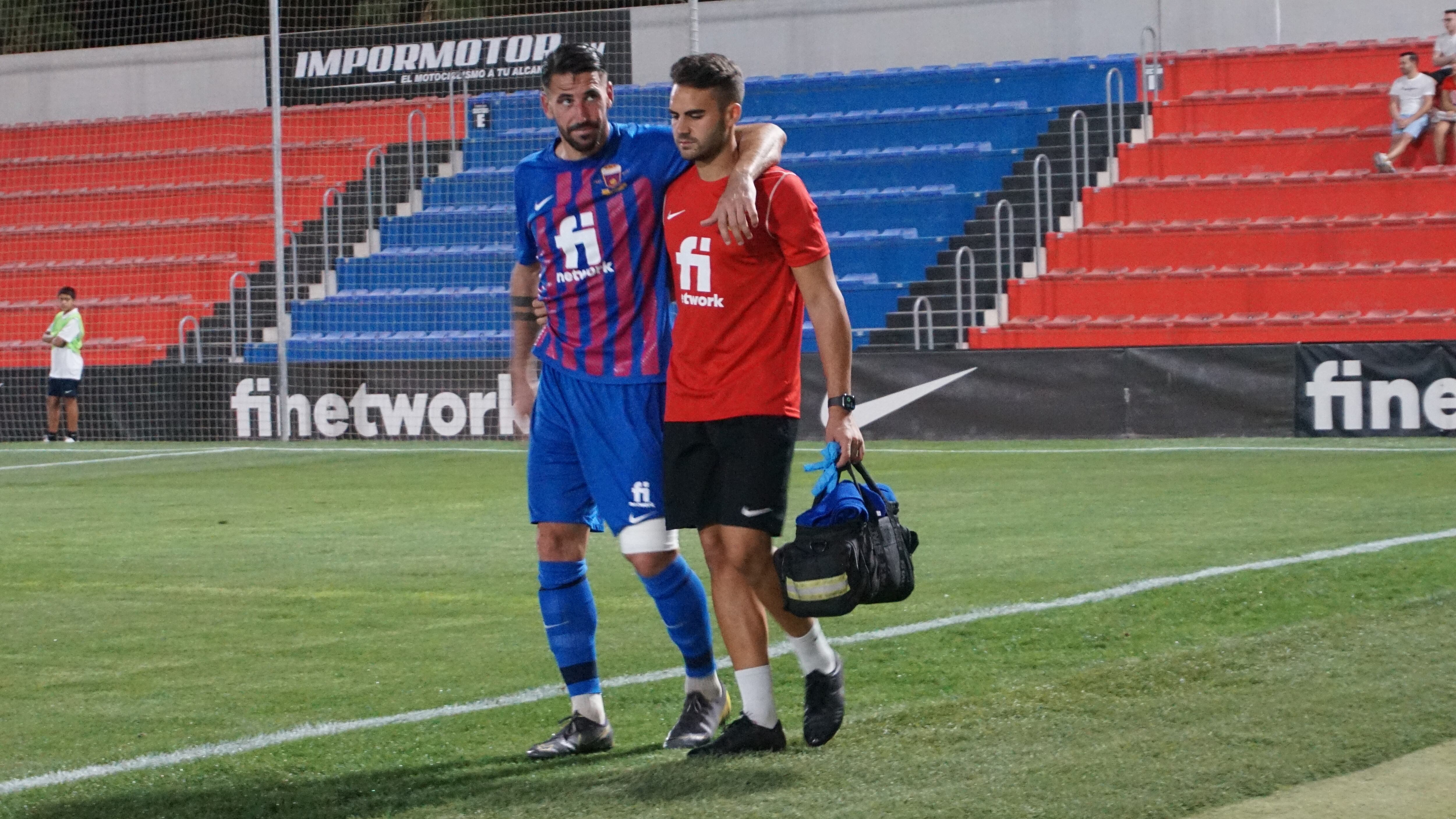 Fernando Pajarero se retiró del campo ayudado por el fisioterapeuta Marcos Martínez