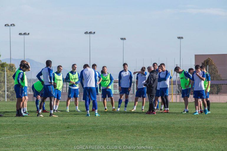 Fabri González charla con sus jugadores en un entrenamiento reciente