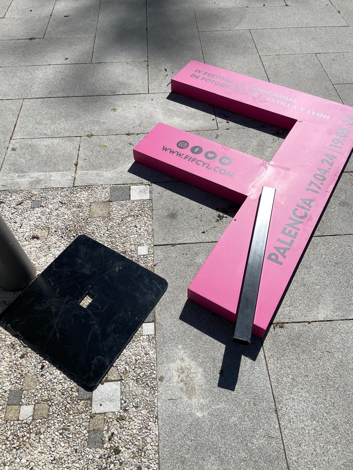 Los vándalos se ceban con el elemento anunciador del Festival de Fotografía de CyL