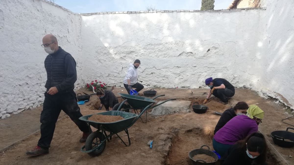 "Poner una fila y 'ta-ta-ta'. eso tiene que ser muy duro, creo yo": Exhumación de la fosa de Almagro