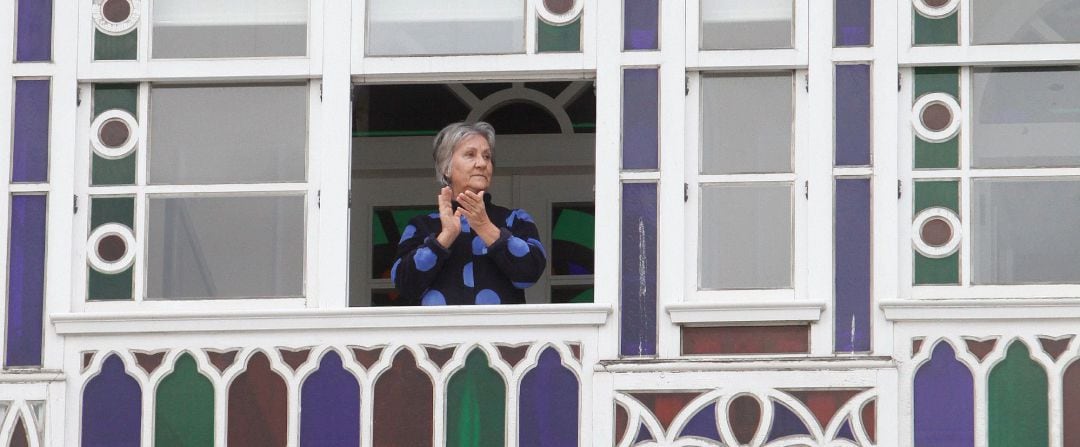 Una mujer aplaude en las galerías de La Marina