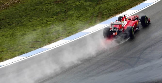 El piloto español de la escudería Ferrari, Fernando Alonso, conduce su monoplaza durante los primeros entrenamientos libres del Gran Premio de Alemania que se disputa en el circuito de Hockenheim