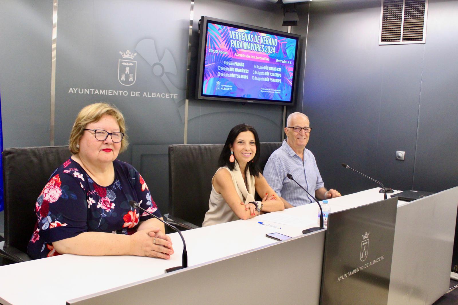 La concejala de Mayores, Gala de la Calzada, junto a María Ángeles Tierraseca y Máximo Nombela, presidenta y tesorero de FADEMA