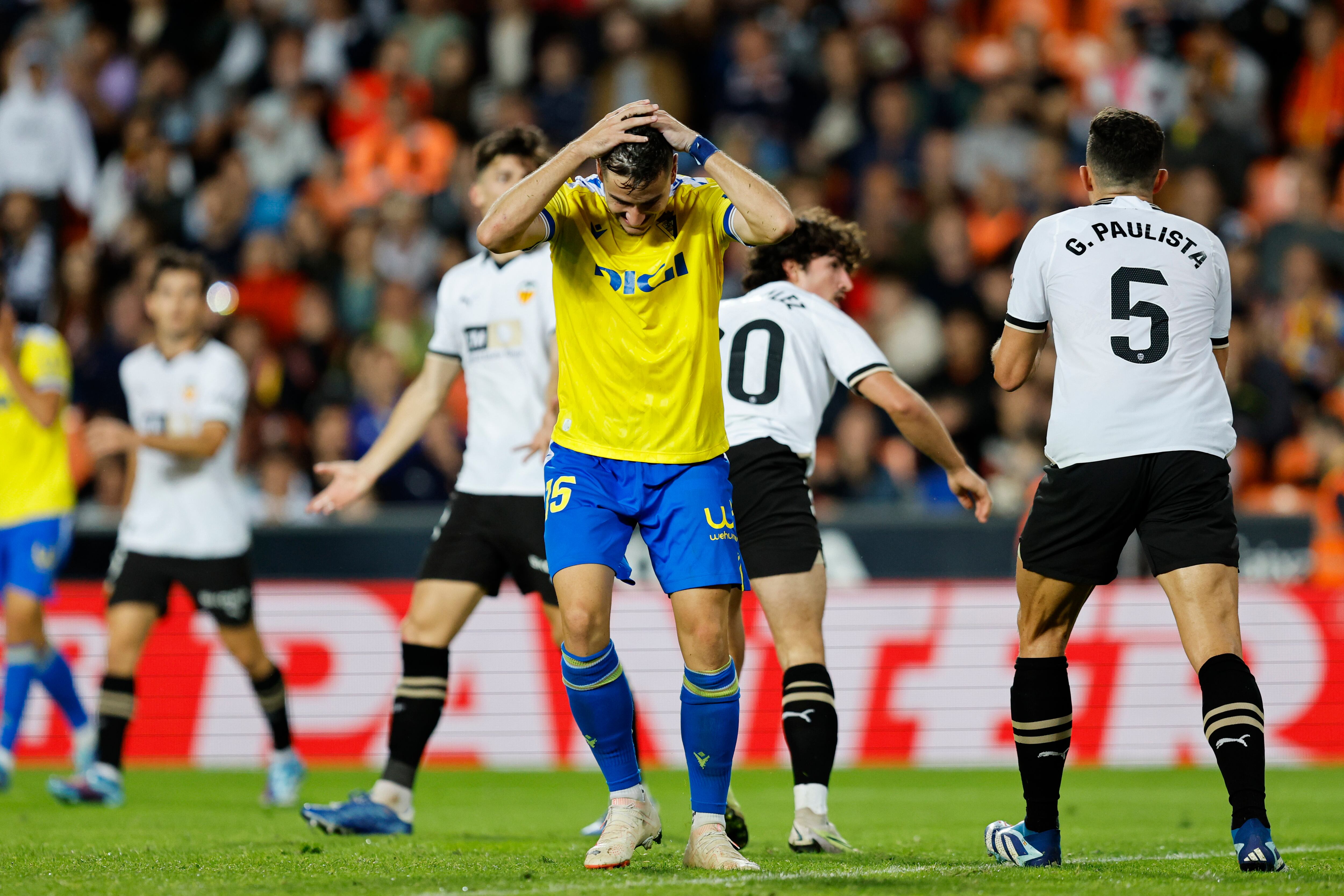 VALENCIA, 23/10/2023.- El centrocampista del Cádiz, Javi Hernández, se lamenta de una ocasión fallada durante el encuentro correspondiente a la jornada 10 de primera división que disputan hoy lunes frente al Valencia en el estadio de Mestalla, en Valencia. EFE / Biel Aliño.