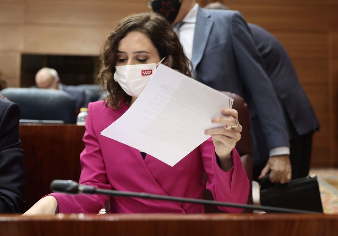 La presidenta de la Comunidad de Madrid, Isabel Díaz Ayuso, antes de comenzar un pleno de la Asamblea de Madrid