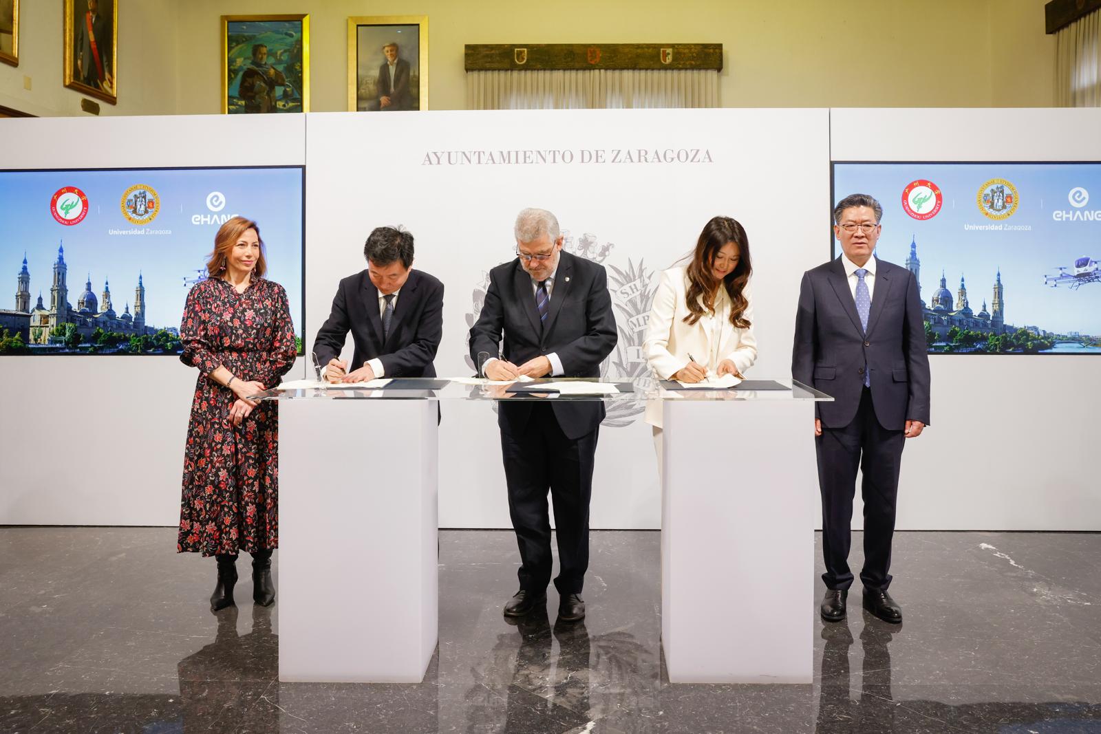 Firma del convenio entre la universidad de zgz, la de Guanghou y la empresa Ehang Intelligent