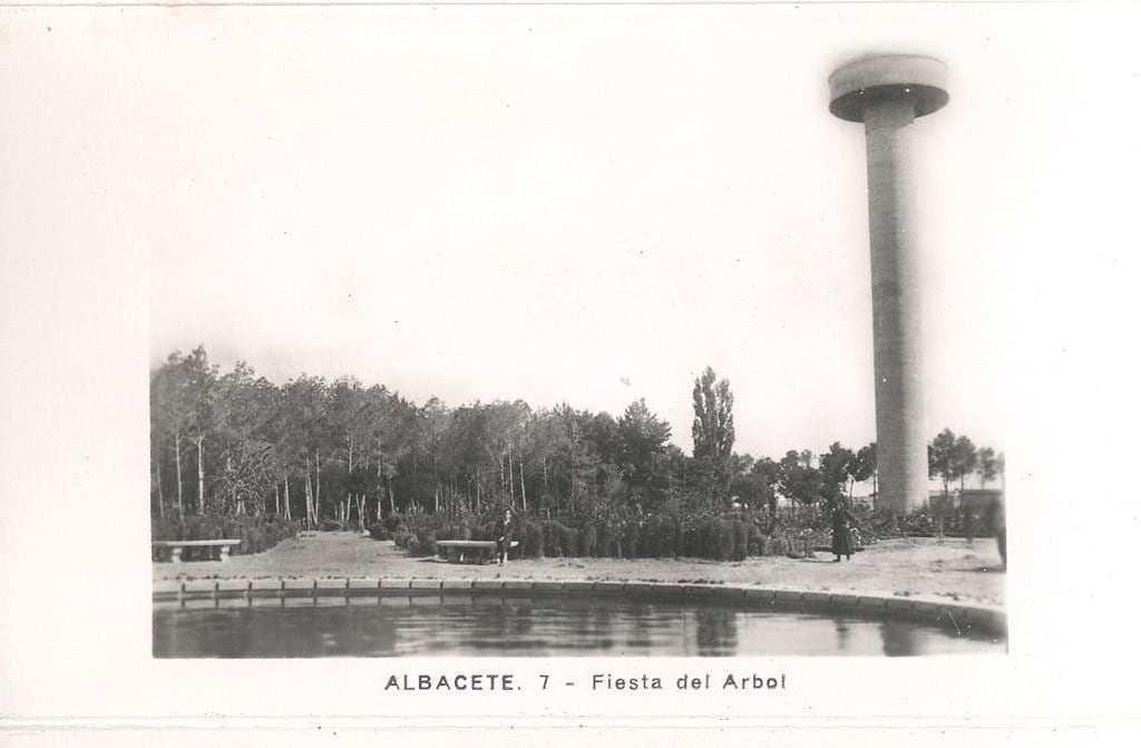 Imagen del depósito de agua de la Fiesta del Árbol de Albacete, tomada entre los años 50 y 60