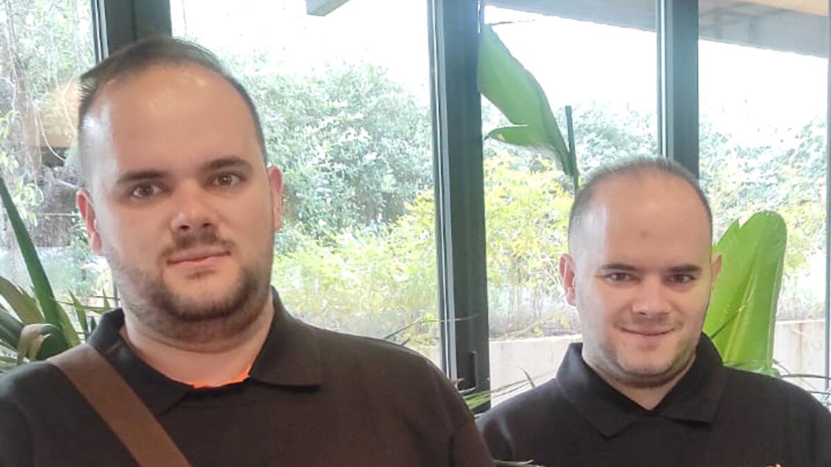 Inclusión en la tele: Gemelos autistas de Cuenca entrevistan a famosos en Telecinco