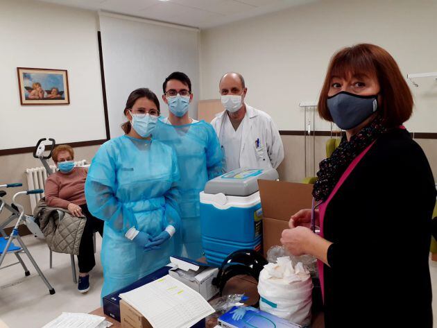 Equipo de profesionales que han intervenido en la primera vacunación en el Departamento de Elda