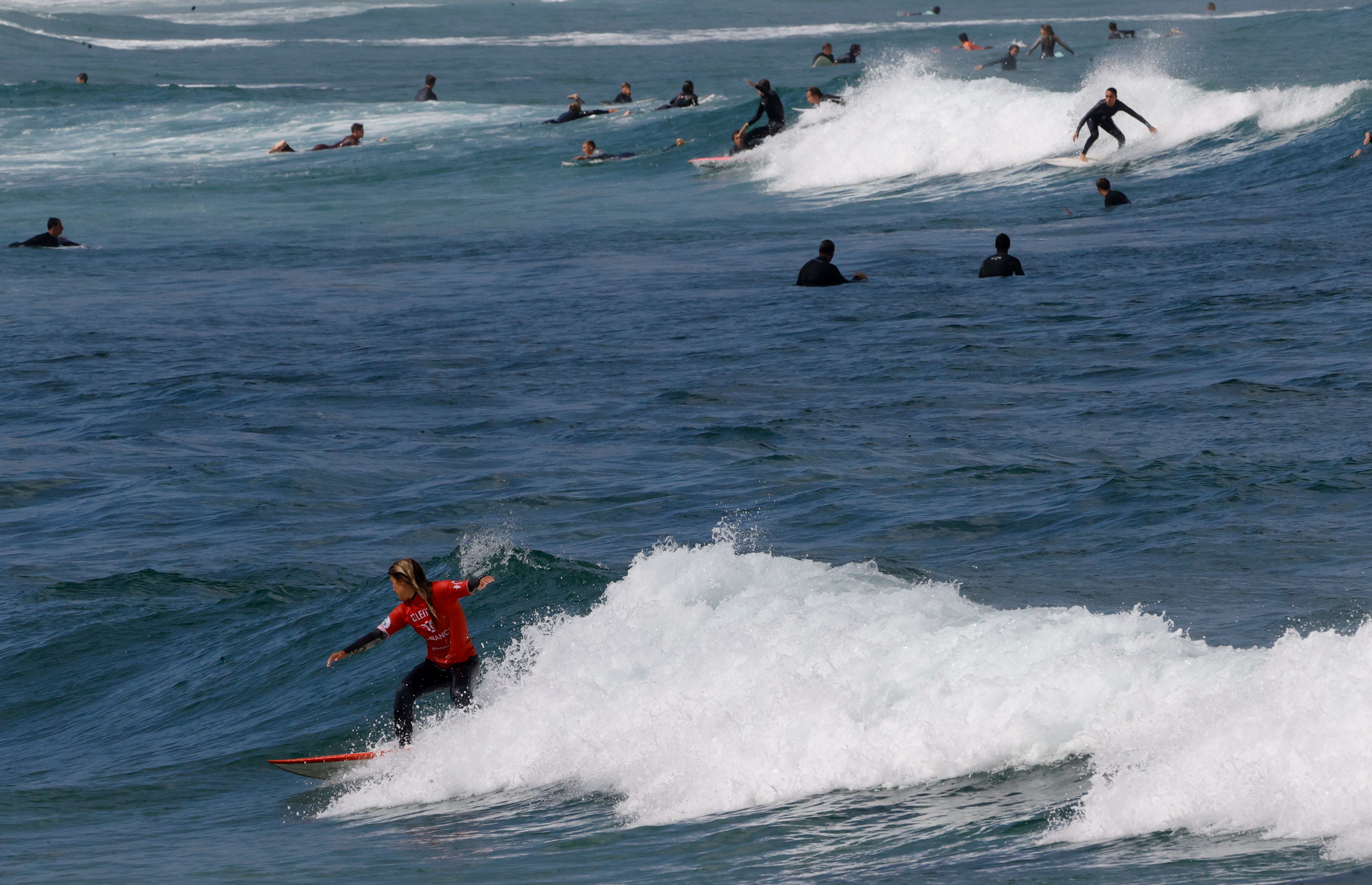 VALDOVIÑO, 28/08/2023.- Representantes de administraciones públicas y privadas hacen la presentación oficial del Abanca Pantín Classic Galicia Pro, que inicia su prueba principal del circuito mundial de surf. En la imagen, surfistas gallegos pelean en las olas de Pantín por conseguir una plaza en la competición del circuito mundial. EFE/Kiko Delgado.