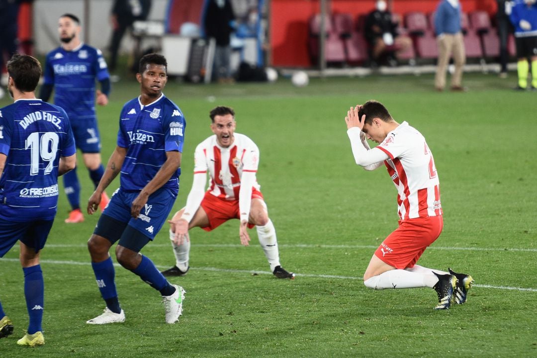 Decepción máxima en el Almería tras empatar en el Mediterráneo.