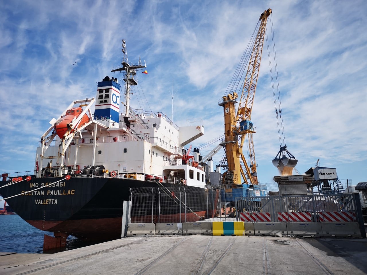 Barco atracado en el puerto de València