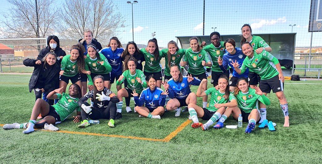 Jugadoras del Cacereño Femenino celebran la victoria ante el Pozoalbense.