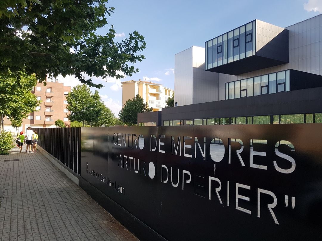 Edificio que acogería, según CC.OO, tanto a estudiantes como a alberguistas y menores