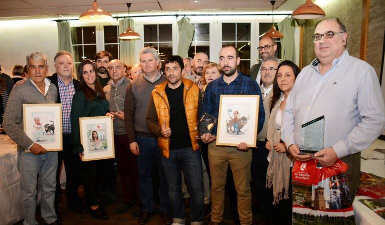 Los galardonados de los certámenes de fotografía y microrrelato posan con sus premios que reconocer su afición al encierro local