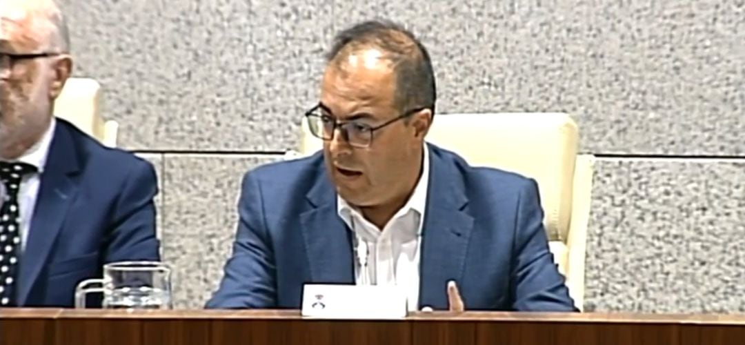 Llorente ha suspendido la cuarta sesión plenaria de la legislatura tras las protestas de un grupo de vecinos