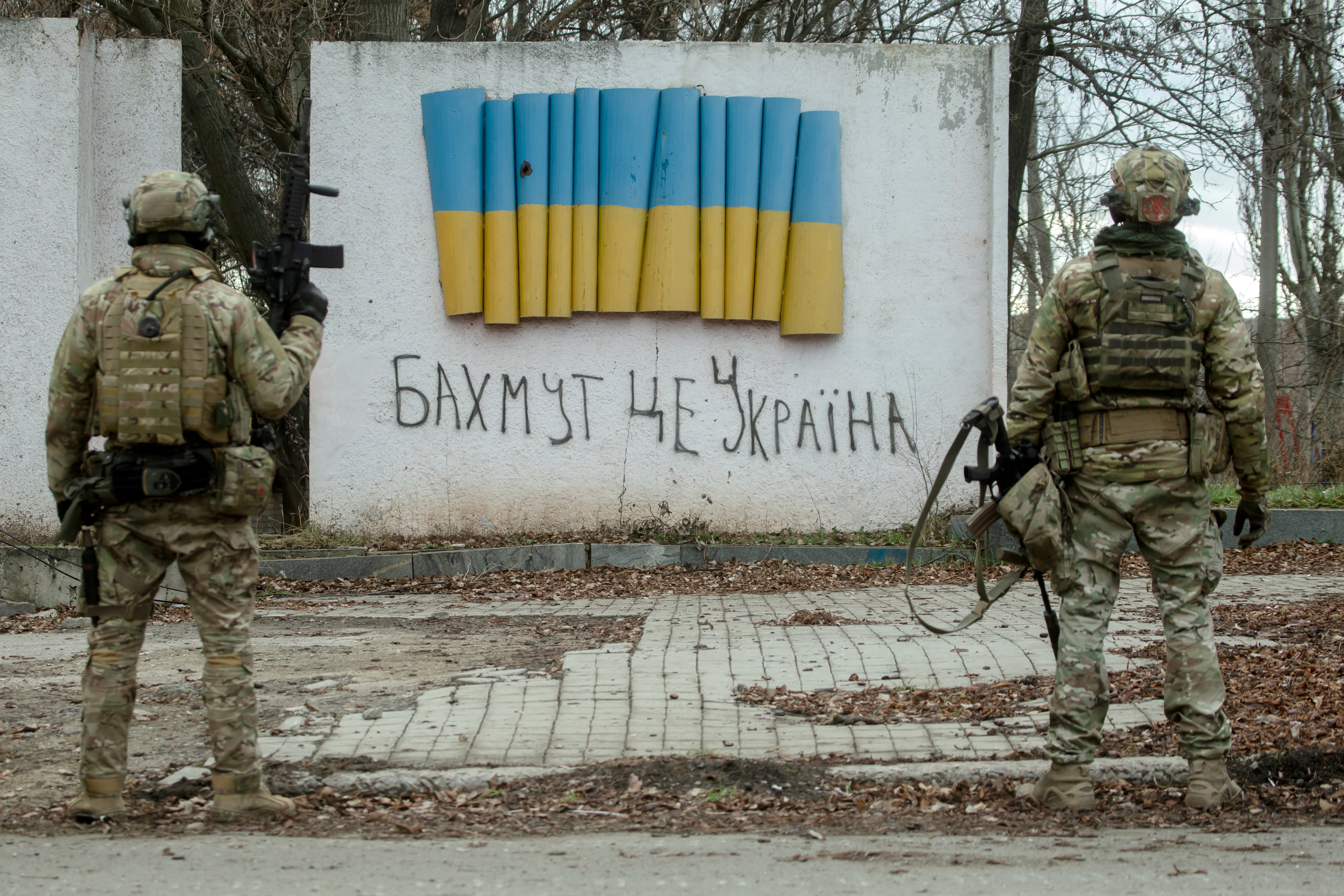 Dos soldados en el frente de guerra situado en la ciudad ucraniana de Bajmut